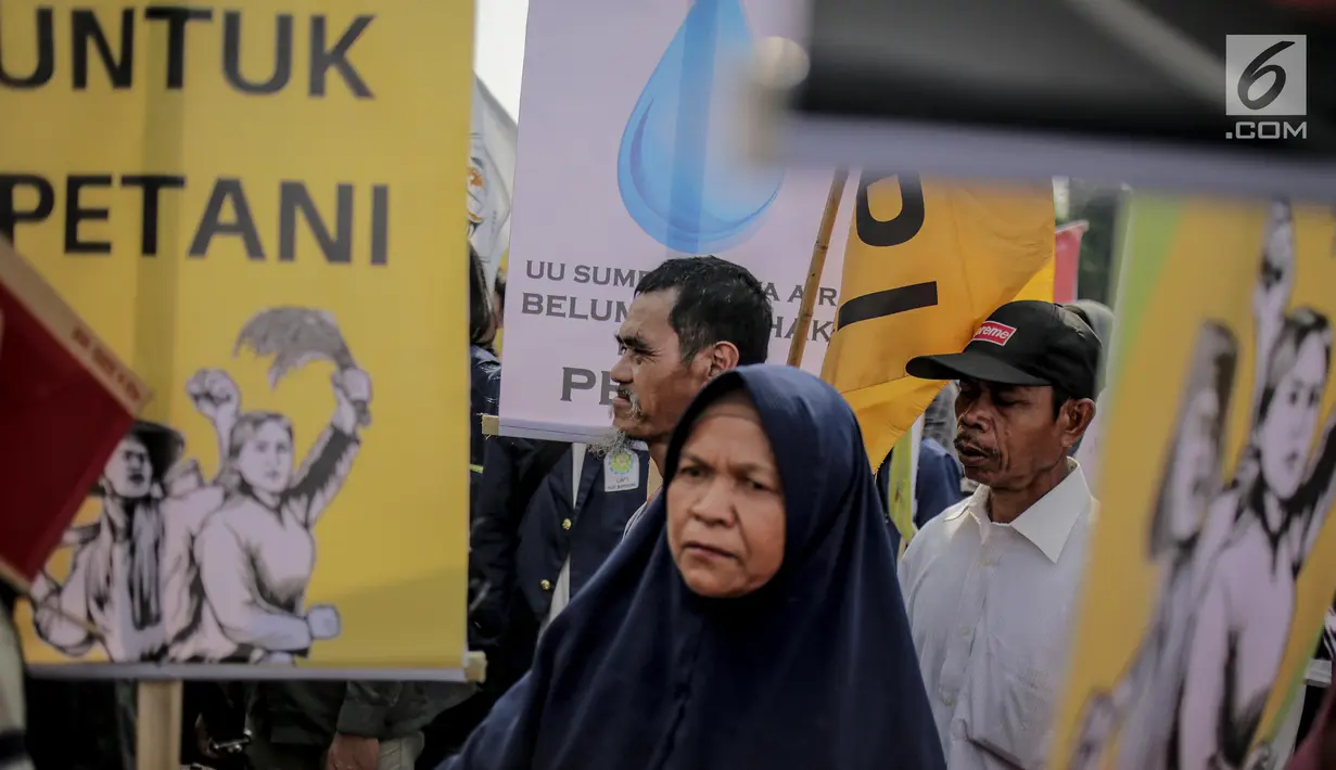 Massa yang tergabung dari Serikat Petani Indonesia (SPI) menggelar aksi demo di depan gedung DPR/MPR RI, Jakarta, Selasa (24/9/2019). Dalam aksinya mereka menuntut DPR menghentikan pembahasan lima rancangan undang-undang yang menyangkut pertanian. (Liputan6.com/Faizal Fanani)