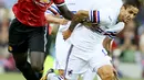 Bek Manchester United, Axel Tuanzebe berebut bola dengan pemain Sampdoria Ricardo Alvarez saat pertandingan persahabatan pra musim di stadion Aviva di Dublin (2/8). MU menang atas Sampdoria dengan skor 2-1. (AFP Photo/Paul Imith)