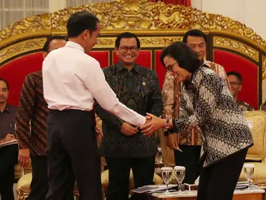 Presiden Jokowi memberi selamat kepada Menteri Keuangan Sri Mulyani ketika Sidang Kabinet Rencana Kerja Pemerintah Tahun 2019 di Istana Negara, Jakarta, Senin (12/2). Sri Mulyani dinobatkan sebagai menteri terbaik di dunia. (Liputan6.com/Anga Yuniar)