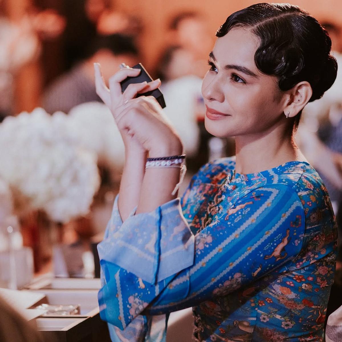 5 Potret Sahila Hisyam Hadir Bukber dengan Gaun Biru Menawan, Cantiknya Bikin Meleleh