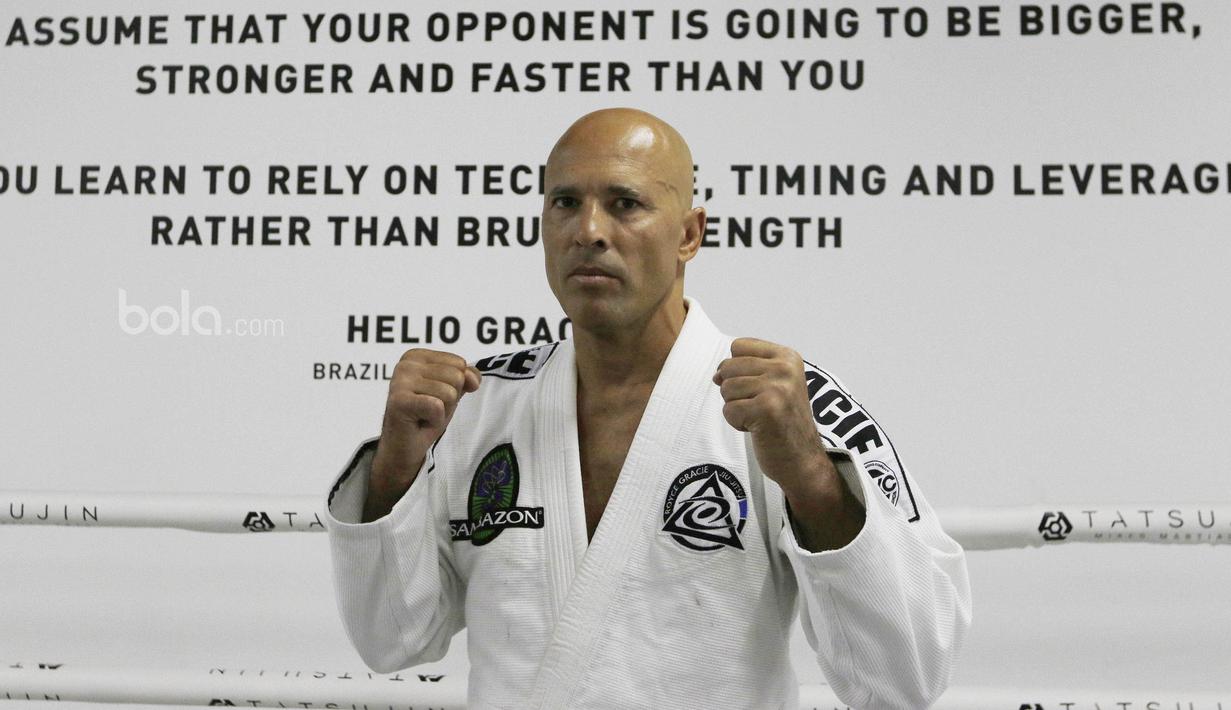 Legenda UFC, Royce Gracie, berpose sebelum memberikan pelatihan MMA di South Quarter, Jakarta, Senin (17/7/2017). Kedatangan pria asal Brasil tersebut untuk memberikan pelatihan sekaligus meresmikan Tatsujin MMA Indonesia. (Bola.com/M Iqbal Ichsan)