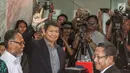 Penanggung jawab tim hukum Prabowo-Sandi, Hashim Djojohadikusumo memberikan salam kepada media saat mendaftarkan gugatan sengketa hasil Pilpres 2019 di Mahkamah Konstitusi, Jakarta, Jumat, (24/5/2019). Tim Hukum Prabowo-Sandiaga mengajukan 51 bukti dokumen dan saksi. (Liputan6.com/Johan Tallo)