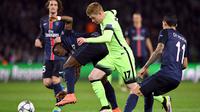 Aksi striker Manchester City, Kevin De Bruyne melewati hadangan pemain PSG pada leg pertama perempat final Liga Champions di Stadion Parc des Princes, Paris, Kamis (7/4/2016) dini hari WIB. (AFP/Franck Fife)