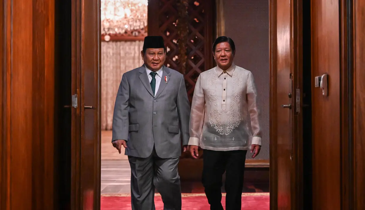 Menteri Pertahanan Republik Indonesia yang juga Presiden terpilih periode 2024-2029, Prabowo Subianto melakukan kunjungan kerja ke Filipina. (Jam Sta Rosa/POOL/AFP)