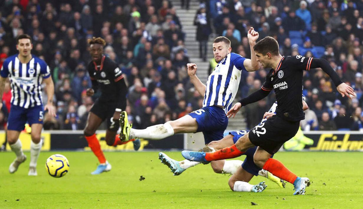 Gelandang Chelsea, Christian Pulisic, melepaskan tendangan saat melawan Brighton and Hove Albion pada laga Premier League di Stadion AMEX, Rabu (1/1/2020). Kedua tim bermain imbang 1-1. (AP/(Gareth Fuller)