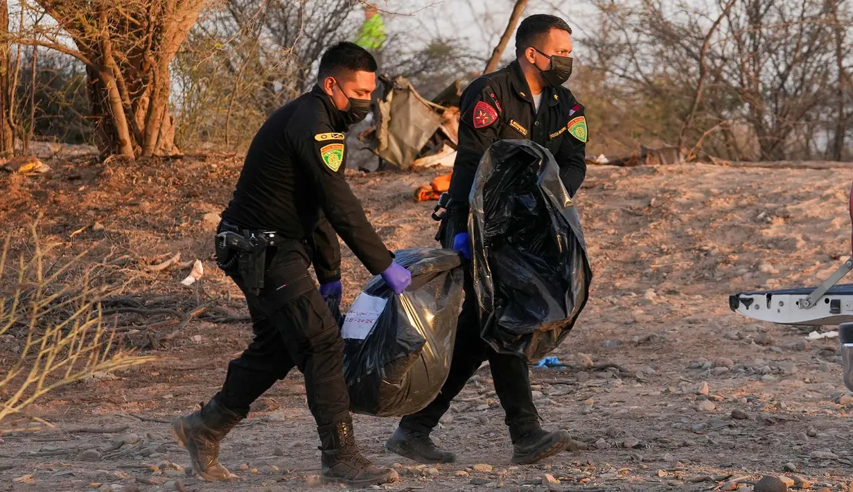 Polisi membawa jenazah para korban yang tewas dalam kecelakaan pesawat saat penerbangan wisata yang membawa wisatawan di atas Garis Nazca di Peru, Sabtu, 1 Agustus 2026. (AP Photo/Genry Bautista)