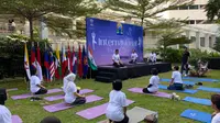 India Mission to ASEAN adakan yoga bersama di Sekretariat ASEAN Jakarta, Rabu (21/6/2023), untuk memperingati Hari Yoga Internasional. (Liputan6com/Yasmina Shofa)