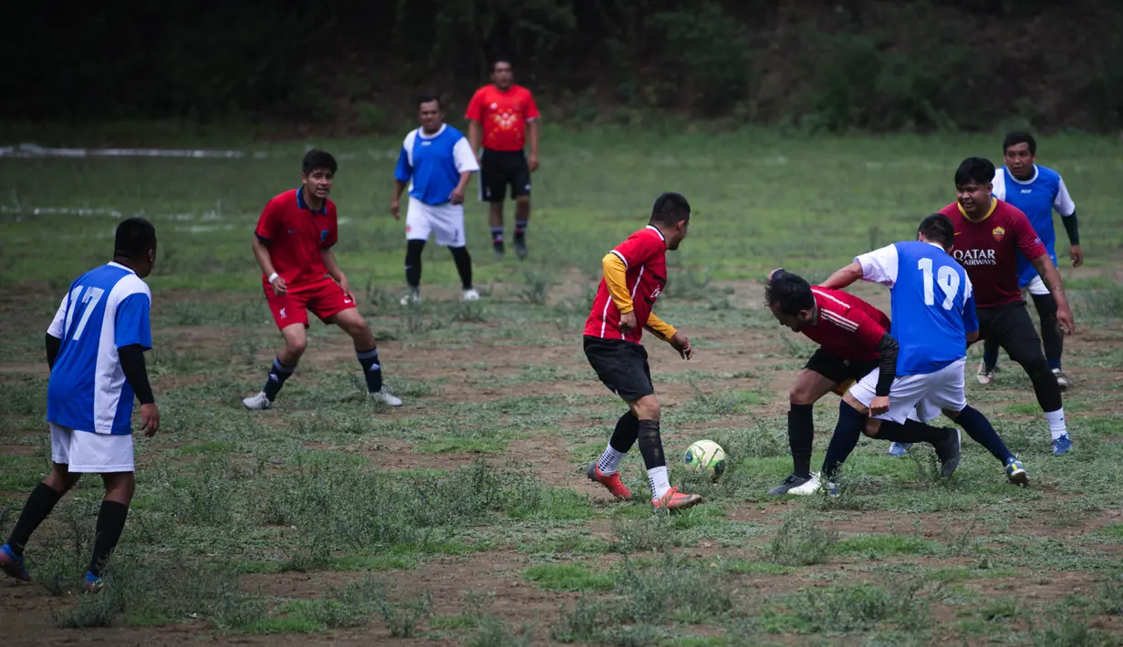 Kawah gunung berapi bukanlah tempat yang lazim untuk pertandingan sepak bola, namun di sanalah wasit meniup peluit tanda dimulainya pertandingan setiap akhir pekan di pinggiran Mexico City. (CLAUDIO CRUZ / AFP)