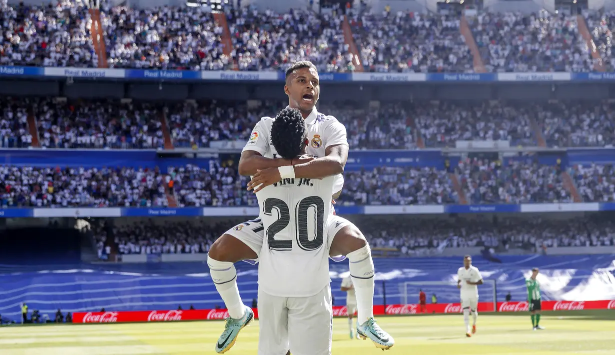 El Real unggul terlebih dahulu melalui gol cepat Vinicius Junior, namun Real Betis memberikan respon cepat dengan gol dari Sergio Canales. Di babak kedua, Rodrygo berhasil mencetak gol kedua El Real dan mengunci kemenangan Los Blancos. (AP/Pablo Garcia)