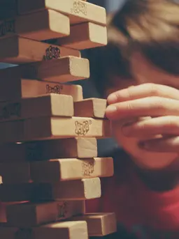 Saat bermain, tunjukkan ekspresi emosi yang tepat, seperti tersenyum saat bahagia atau menenangkan diri ketika marah. Dengan begitu, anak belajar langsung bagaimana mengekspresikan emosi secara sehat. (Foto: Michał Parzuchowski/Unsplash)