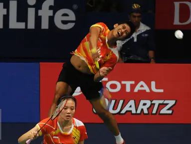 Ganda campuran Indonesia Alfian Eko Prasetya/Annisa Saufika melakukan smes ke arah Jacco Arends/Selena Piek (Belanda) saat laga babak kedua BCA Indonesia Open 2016, Jakarta, Kamis (2/6/2016). (Liputan6.com/Helmi Fithriansyah)