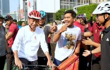 Momen Akrab Jokowi Bersama Warga Jakarta di CFD, Sampai Tanda Tangan Baju