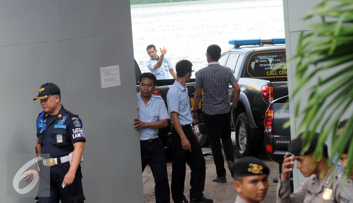 Suasana keberangkatan 17 mobil taktis Polri ke Pulau Nusakambangan, Cilacap, Jateng, Rabu (27/7). Kendaraan tersebut akan digunakan untuk operasional dalam persiapan eksekusi terpidana mati. (Liputan6.com/Helmi Afandi)