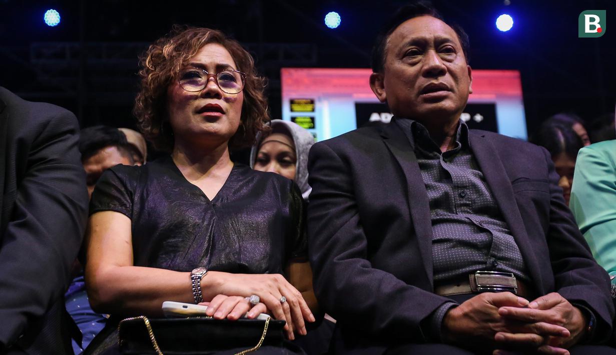 Hari pertama konser Indosia28est untuk memperingati ulang tahun ke-28 Indosiar dalam pertelevisian Indonesia dihadiri pula oleh Direktur Utama Indosiar & Direktur grup SCM, Imam Sudjarwo (kanan) dan Direktur Programming SCM, Harsiwi Achmad. (Bola.com/Bagaskara Lazuardi)