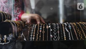 Petugas menata perhiasan emas di Galeri 24 Pegadaian Kota Tangerang, Banten, Kamis (11/6/2020). Harga emas PT Aneka Tambang Tbk (Antam) pada hari ini naik Rp 12.000 menjadi Rp 893 ribu per gram dibanding sebelumnya. (Liputan6.com/Angga Yuniar)