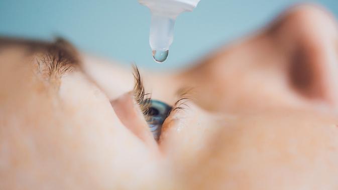6 Kesalahan saat  Pakai  Obat tetes Mata Perhatikan Cara 