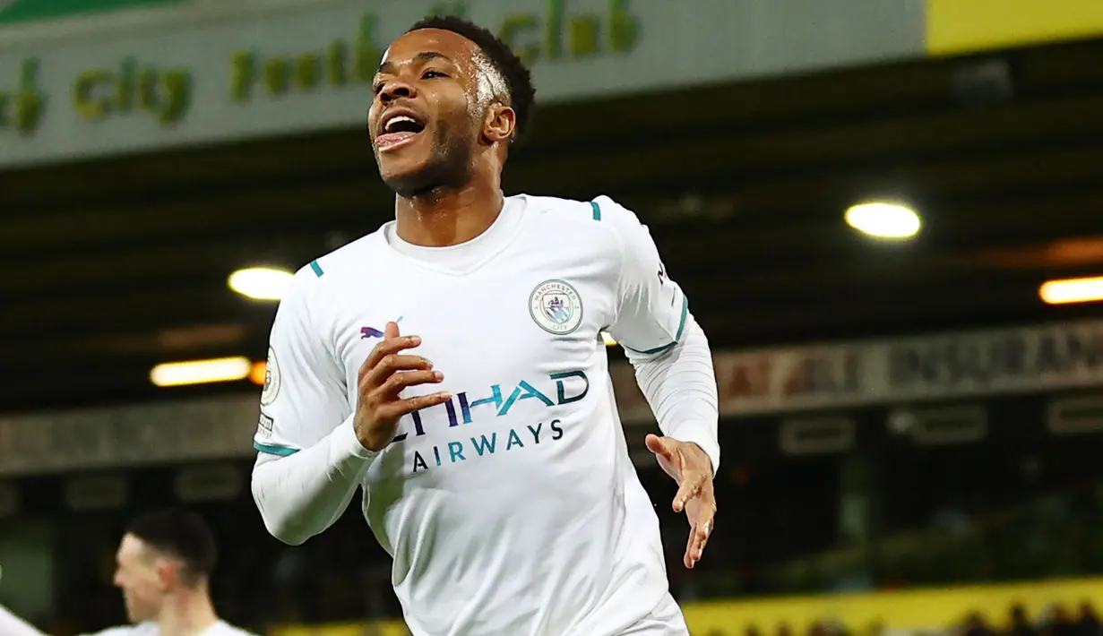 Bomber Chelsea, Raheem Sterling, butuh waktu 11 menit untuk membukukan tiga gol saat membawa Manchester City menang 5-1 atas Atalanta di liga Champions musim 2019/2020. (AFP/Adrian Dennis)