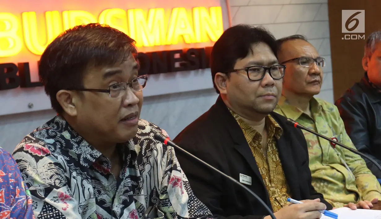 Direktur Pengawasan Fintech P2P Lending OJK Hendrikus Passagi memberikan penjelasan terkait penerimaan pengaduan dari beberapa perusahaan Fintech pinjaman yang kesulitan mengajukan izin ke OJK di Jakarta, Jumat (8/3). (Liputan6.com/Angga Yuniar)