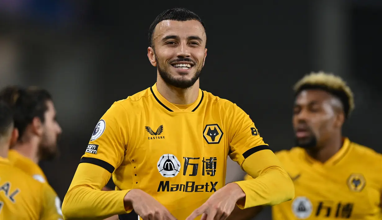 Romain Saiss. Bek tengah berusia 32 tahun yang baru saja meninggalkan Liga Inggris untuk bergabung dengan Besiktas pada awal musim 2022/2023 ini tercatat total tampil dlam 110 laga di Premier League Liga Inggris dengan torehan 9 gol dan 1 asist hanya bersama Wolverhampton. Jumlah tersebut dibukukannya dalam 6 musim mulai 2018/2019 hingga 2021/2022. Pada 2016/2017 dan 2017/2018 ia juga telah membela Wolverhampton yang masih berjuang di Championship. Bersama Timnas Maroko hingga kini ia telah mengemas total 72 penampilan dengan torehan 2 gol dan 1 assist. (AFP/Glyn Kirk)