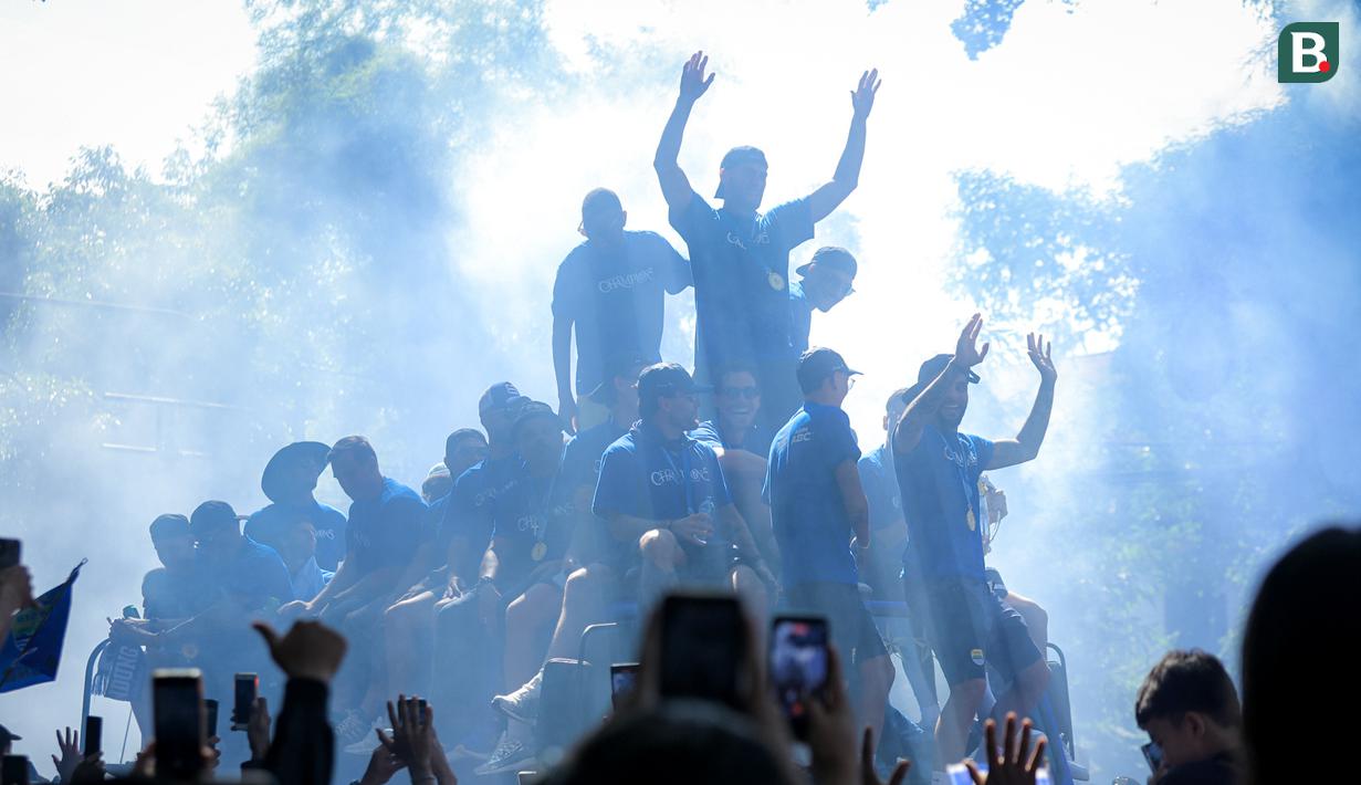 Para pemain Persib Bandung menaiki bus dalam pawai juara BRI Super League musim ini di Kota Bandung, Minggu (24/05/2026) pagi WIB. (Bagaskara Lazuardi/Bola.com)