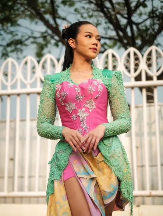 <p>Saat manggung, penyanyi bersuara emas ini memilih mengenakan kebaya bernuansa tosca yang dipadukan dengan bustier pink cerah. [@yurayunita].</p>