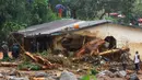 Petugas dibantu warga melakukan pencarian korban usai tanah longsor di Regent, Freetown, Sierra Leone, (14/8). Bencana ini terjadi saat penduduk tengah tidur sehingga banyak yang terjebak di dalam rumah. (AFP Photo/Saidu Bah)