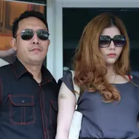 Foto Sonny Tulung dan Cindy di Mabes Polri (Nurwahyunan/bintang.com)