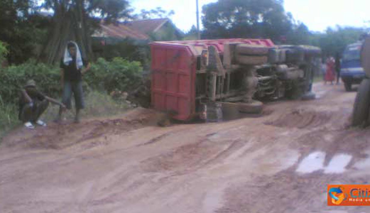 Citizen6, Samarinda: Keadaan jalan raya di salah satu daerah yang termasuk dalam Jalan Poros Samarinda-Berau rusak parah. Jalan ini telah mengakibatkan truk terguling. (Pengirim: Indista)