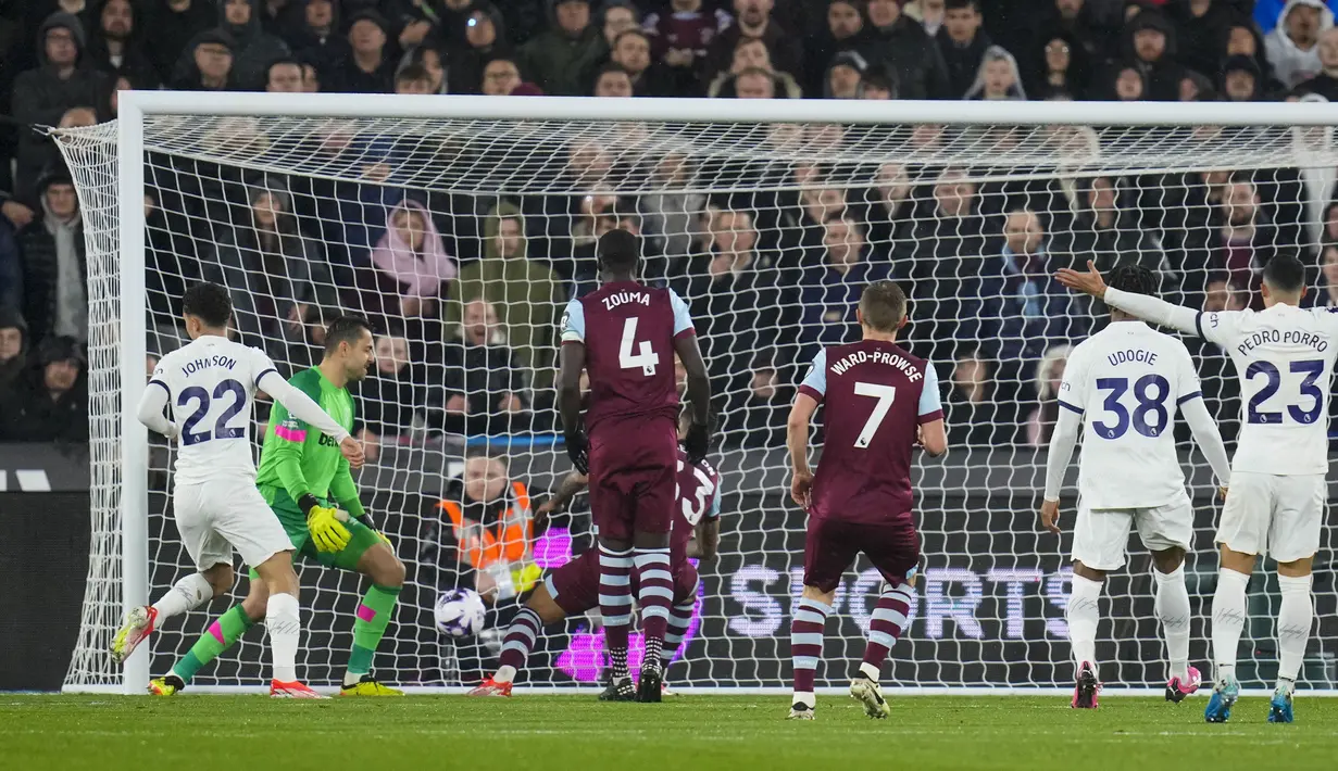 Striker Tottenham Hotspur, Brennan Johnson (kiri) mencetak gol dalam sebuah kemelut di depan gawang West Ham United pada laga pekan ke-31 Premier League 2023/2024 di London Stadium, London, Selasa (2/4/2024) malam. (AP Photo/Kirsty Wigglesworth)