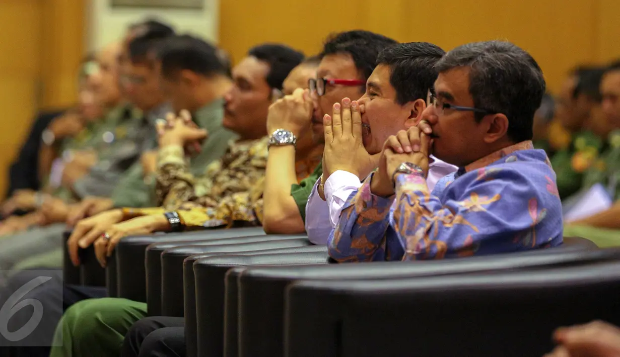 Tjahjo Kumulo (ketiga kanan) dan Yuddy Chrisnandi (kedua kanan) tampak hadir di acara Pencanangan dan Penandatanganan Piagam Zona Integritas di Kantor Kemendagri, Jakarta, Senin (14/9/2015). (Liputan6.com/Faizal Fanani)