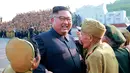 Kim Jong-un saat bertemu veteran perang pada acara Konferensi Veteran Perang Nasional ke-5 di Pyongyang (27/7). KCNA kembali merilis aktivitas Kim Jong-un saat acara menghormati para veteran yang sudah berjuang di medan perang. (KCNA Via KNS/AFP)