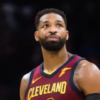 Tristan Thompson sepertinya tak bisa lari dari kenyataan bahwa selingkuhi Khloe Kardashian mulai menghancurkan reputasinya. (Getty Images/Cosmopolitan)