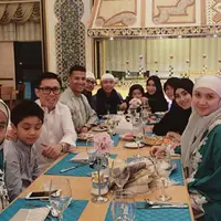 Banyak para artis pada libur akhir tahun ini memanfaatkan dengan menjalankan ibadah umrah. Beberapa artis yang menjalankan umrah diantaranya, Ayu Ting Ting, Zaskia Sungkar dan suami, Laudya Chinta Bella dan Komeng. (Instagram/ekopatriosuper)