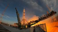 Roket Soyuz MS-11 bersiap meluncur ke Stasiun Luar Angkasa Internasional (ISS) di Baikonur, Kazakhstan, Senin (3/12). Roket membawa astronot AS Anne McClain, kosmonot Rusia Оleg Kononenko, dan astronot CSA David Saint Jacques. (AP Photo/Dmitri Lovetsky)