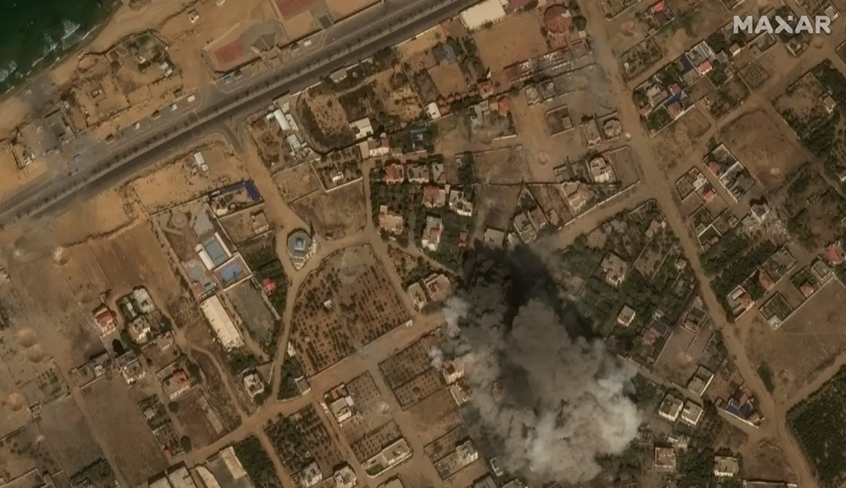 Banyak di antara serangan-serangan tersebut terjadi di lingkungan kelas atas Rimal di Kota Gaza, sebuah wilayah yang merupakan tempat bagi pusat operasional Hamas serta bangunan tempat tinggal dan kantor organisasi non-pemerintah. (Satellite image ©2023 Maxar Technologies via AP)