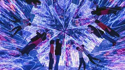 Pengunjung mendatangi ruang seni digital imersif Space and Time Cube Surabaya yang baru dibuka, di Surabaya, 23 Agustus 2026. (AFP/ Juni Kriswanto)