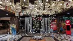 Instalasi seni di Mal Pasaraya Blok M, Jakarta, Minggu (20/11/2022). Indonesia dinilai tak akan masuk jurang resesi yang diprediksi terjadi pada 2023 mendatang. Hanya saja, Indonesia akan mengalami pelambatan pertumbuhan ekonomi. (Liputan6.com/Johan Tallo)