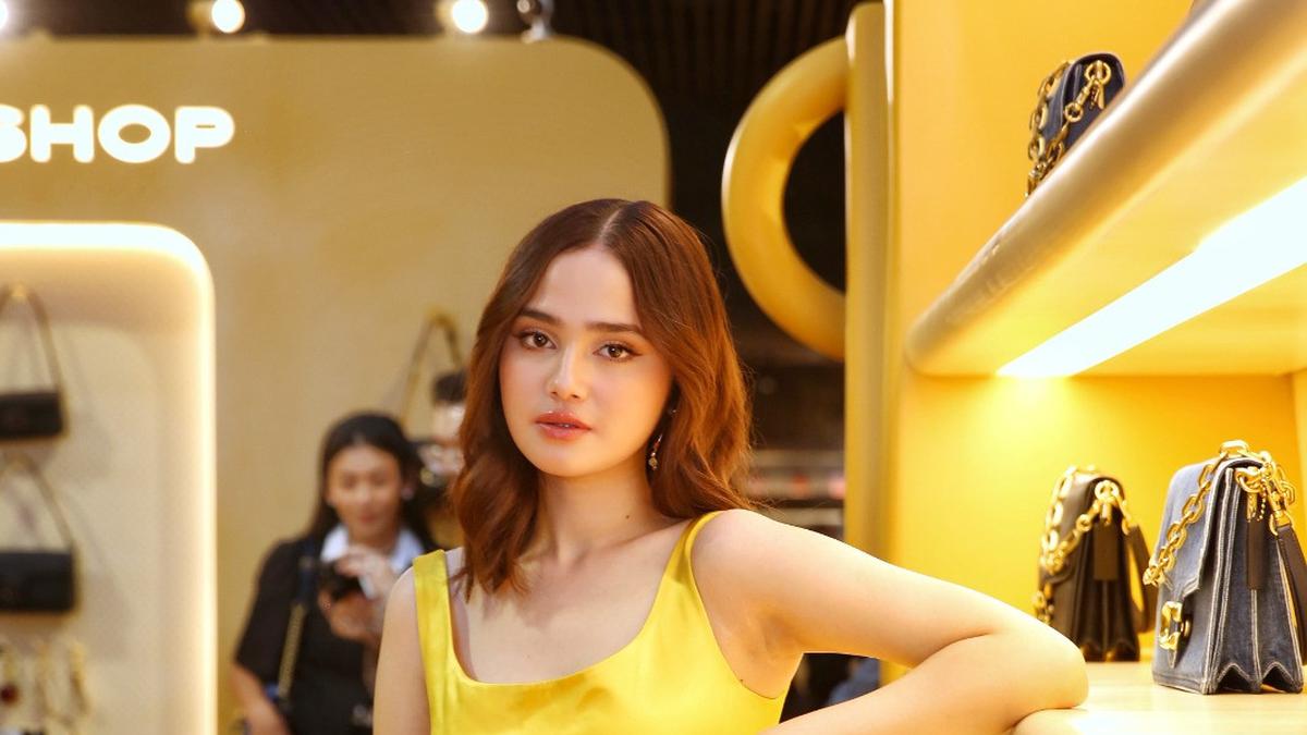 6 Potret Syifa Hadju Tampil Bak Princess Belle di The Coach Tabby Shop dengan Gaun Kuning dan Tas Tabby Chain