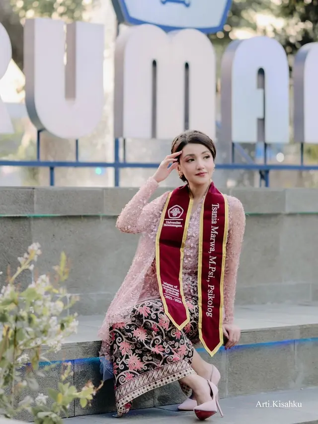 6 Potret Kebaya Tsania Marwa saat Wisuda S2 Psikologi, Raih Predikat Cumlaude