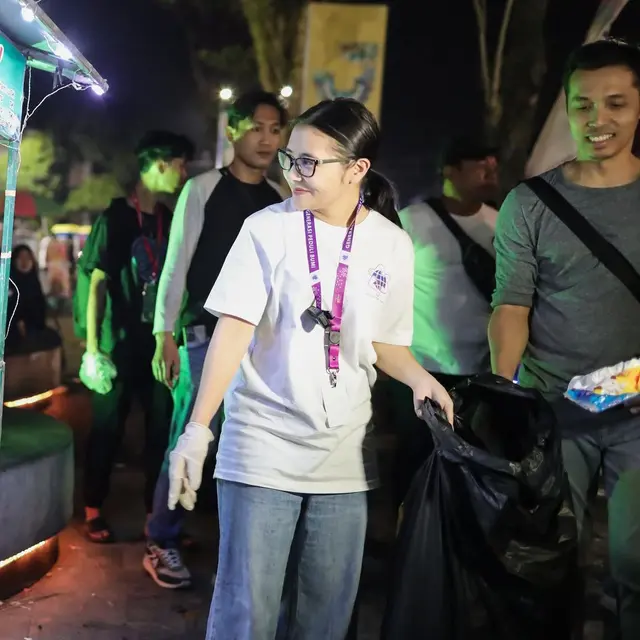 Prilly Latuconsina bebersih sampah di Jember Fashion Carnaval 2023 (Foto: Instagram prillylatuconsina96)