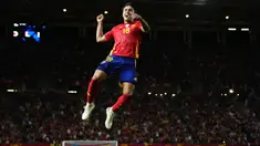 Pemain Spanyol, Martin Zubimendi melakukan selebrasi setelah mencetak gol kemenangan timnya ke gawang Denmark pada laga lanjutan UEFA Nations League di Nueva Condomina Stadium, Murcia, Spanyol, Minggu (13/10/2024) dini hari WIB. (AP Photo/Jose Breton)