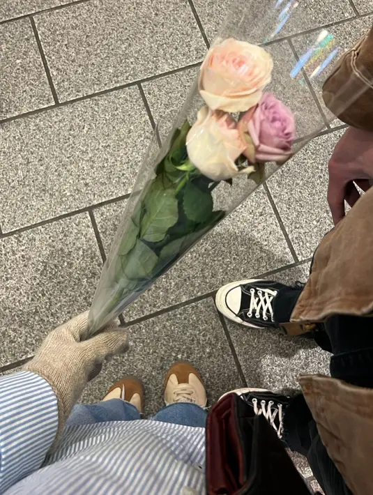 Saat liburan, Jefri Nichol memberikan bunga mawar untuk sang kekasih. Kemesraan yang diunggah mereka lantas membuat netizen iri dan baper