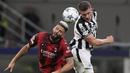 Penyerang AC Milan Olivier Giroud melakukan sundulan dengan bek Newcastle United Sven Botman dalam matchday 1 Grup F Liga Champions 2023/2024 di San Siro, Selasa (19/9/2023) malam WIB. (AP Photo/Antonio Calanni)