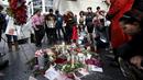 Penggemar berkumpul di dekat bintang atas nama penyanyi legendaris David Bowie di Hollywood Walk of Fame di Los Angeles, Senin (11/1). Bowie meninggal di usia 69 tahun dan baru saja merilis album ke-25 nya yaitu "Blackstar". (REUTERS/ Mario Anzuoni)