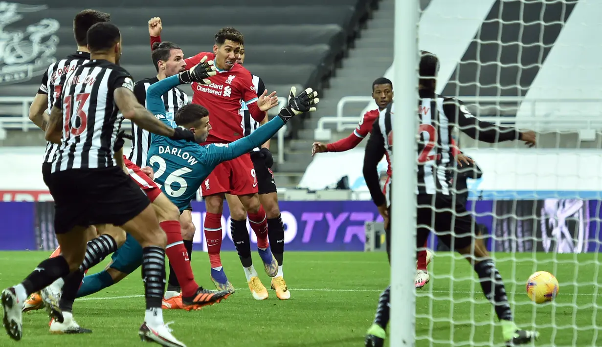 Gelandang Liverpool, Roberto Firmino (tengah) melepaskan sundulan ke arah gawang Newcastle United dalam laga lanjutan Liga Inggris 2020/21 pekan ke-16 di St James' Park, Rabu (30/12/2020). Liverpool bermain imbang 0-0 dengan Newcastle United. (AFP/Peter Powell/Pool)