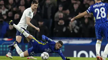 Bek Tottenham Hotspur Ben Davies (kiri) berebut bola dengan gelandang Chelsea Hakim Ziyech dalam semifinal leg pertama Piala Liga Inggris di Stamford Bridge, Kamis (6/1/2022) dini hari WIB. Chelsea mengungguli Tottenham Hotspur 2-0. (AP Photo/Kirsty Wigglesworth)