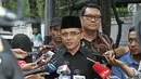 Bupati Banyuwangi Abdullah Azwar Anas memberi keterangan pers di kediaman Megawati, Jakarta, Sabtu (14/10). PDI Perjuangan akan mengumumkan paslon Gubernur dan Wagub provinsi Jawa Timur 15 Oktober 2017. (Liputan6.com/Herman Zakharia)