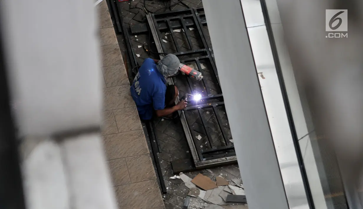 Aktivitas pekerja saat menyelesaikan renovasi di Terminal Manggarai, Jakarta, Selasa (4/9). Dinas Perhubungan DKI mulai merenovasi sarana dan prasarana di Terminal Manggarai setelah berbulan-bulan rusak dan terbengkalai. (Merdeka.com/Iqbal S Nugroho)