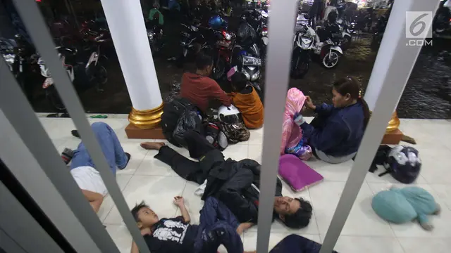 Arus Balik Pantura Diguyur Hujan, Pemotor Pilih Istrahat di Masjid
