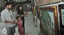 Pemain serial Elif, Emre Kivilcim (kiri) bersama Isabella Damla Guvenilir (tengah) dan Gulcin Tuncok (kanan)  melihat lukisan di Ubud Galeri kawasan Gianyar, Bali, Kamis (27/8/2015). (Liputan6.com/Herman Zakharia)